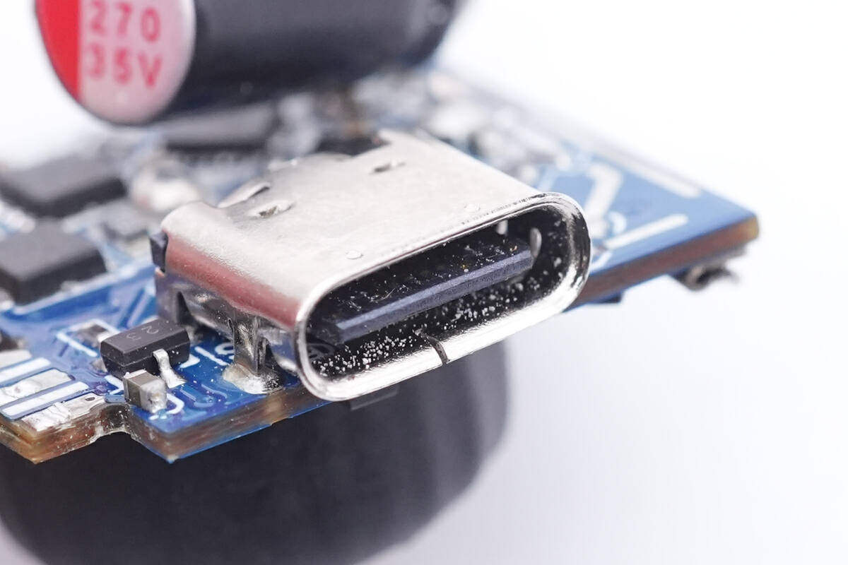 拆解报告:MOMAX摩米士140W 2C1A氮化镓充电器UM27