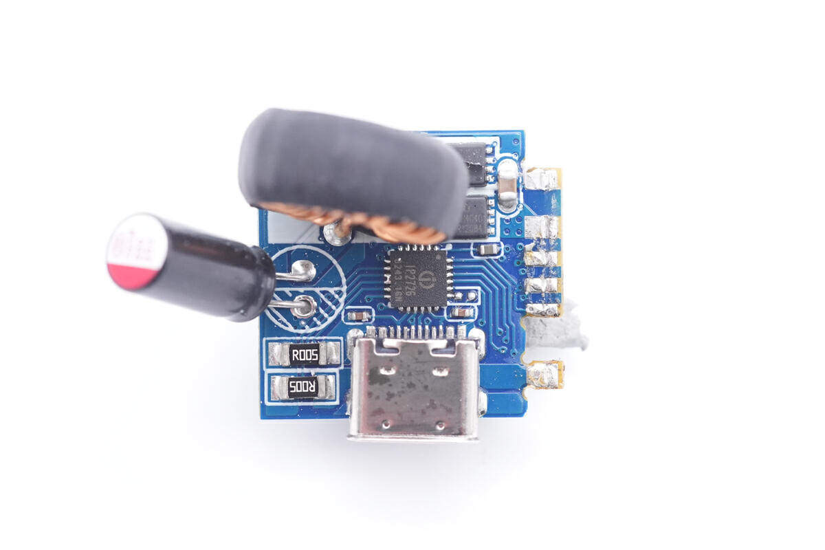 拆解报告:MOMAX摩米士140W 2C1A氮化镓充电器UM27