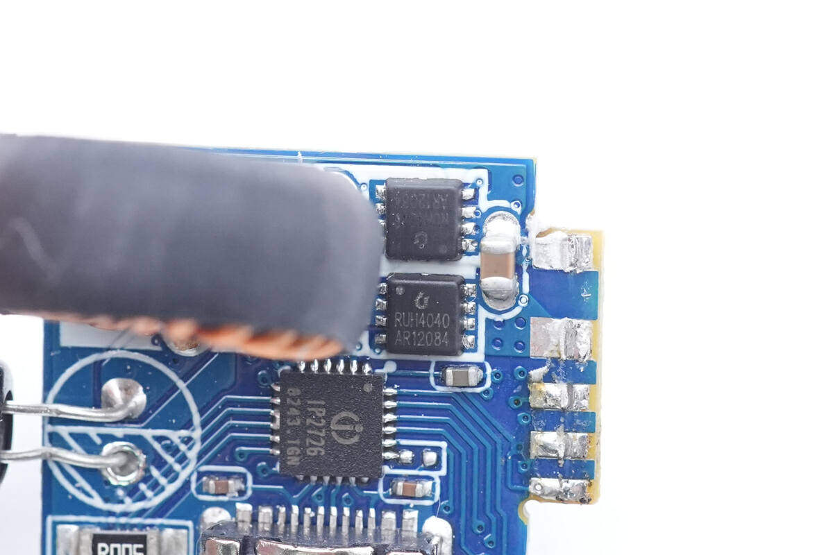 拆解报告:MOMAX摩米士140W 2C1A氮化镓充电器UM27