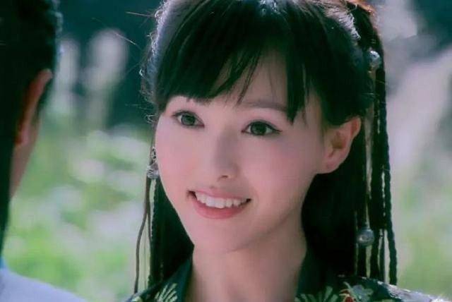 原创唐嫣穿一身藕粉色裙子，尽显端庄优雅