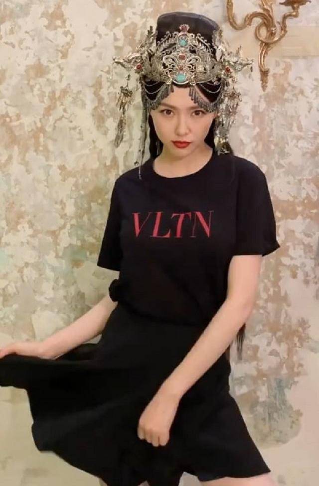 原创唐嫣穿一身藕粉色裙子，尽显端庄优雅