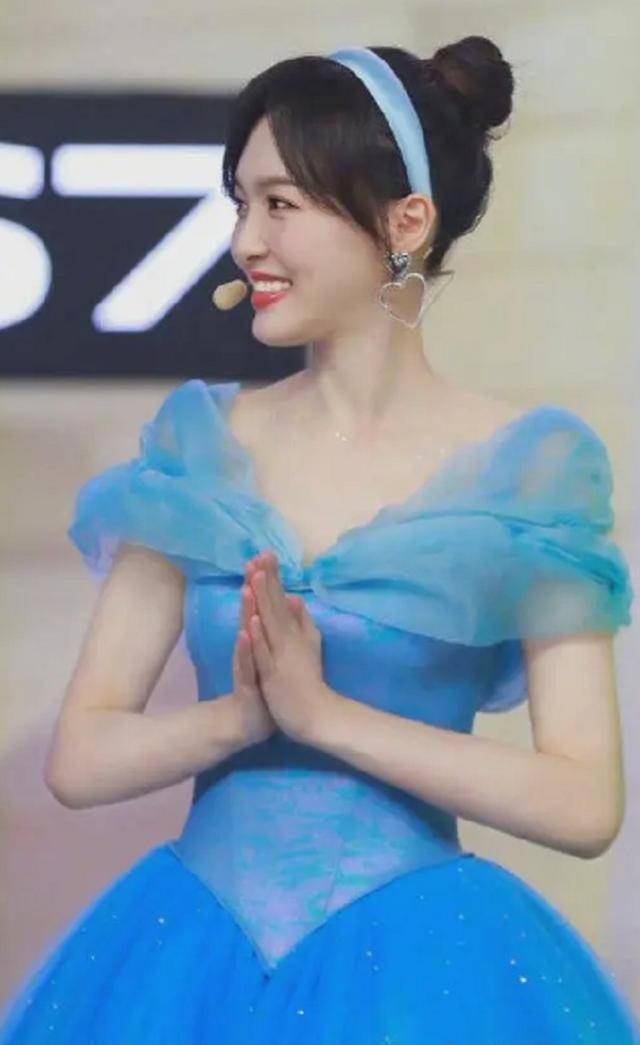 原创唐嫣穿一身藕粉色裙子，尽显端庄优雅