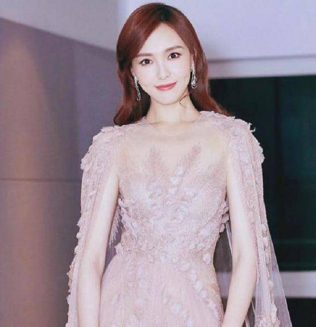 原创唐嫣穿一身藕粉色裙子，尽显端庄优雅