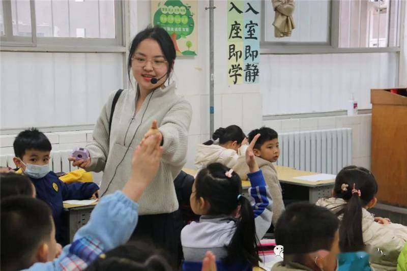 莲湖区机场小学开展新学期“推门课”活动