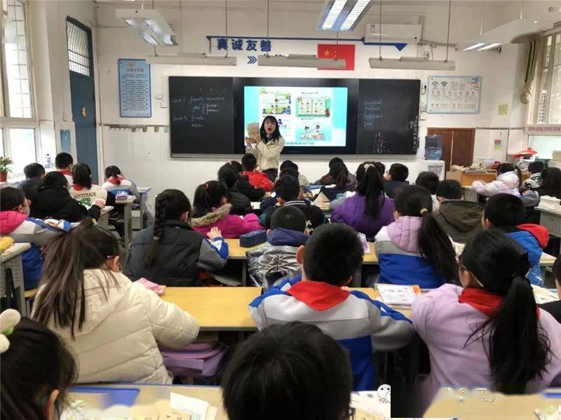 莲湖区机场小学开展新学期“推门课”活动