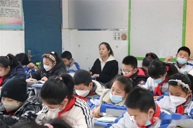 莲湖区机场小学开展新学期“推门课”活动