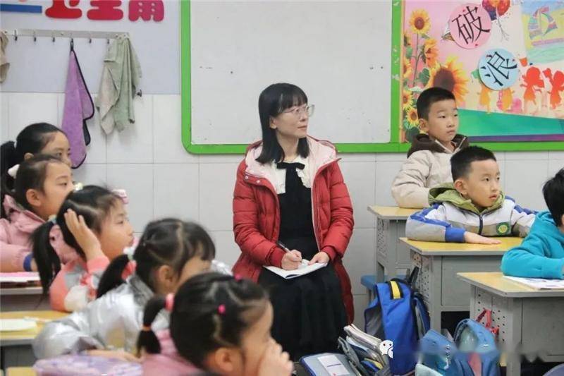 莲湖区机场小学开展新学期“推门课”活动