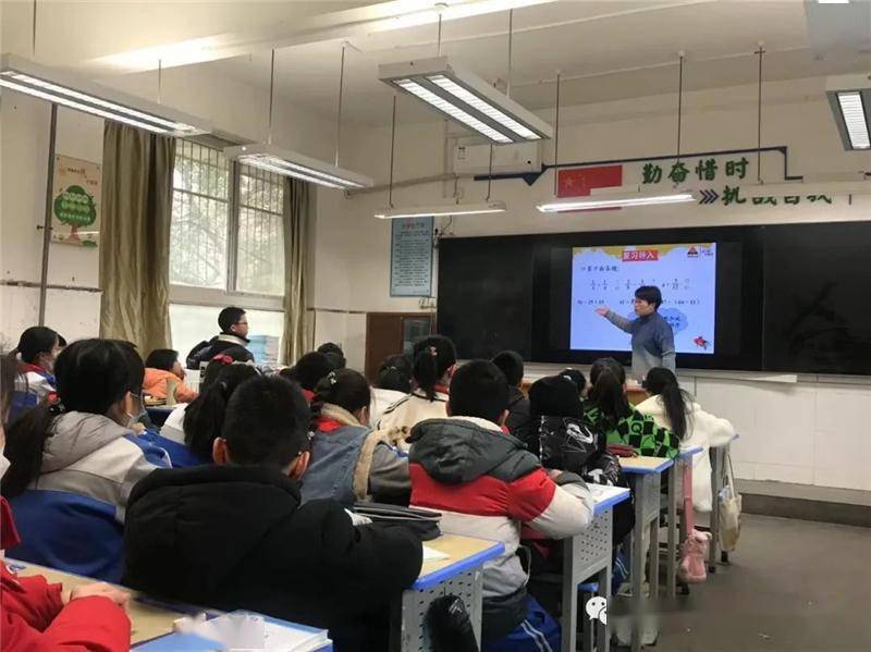 莲湖区机场小学开展新学期“推门课”活动