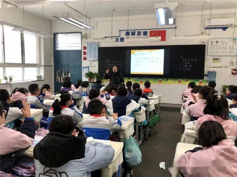 莲湖区机场小学开展新学期“推门课”活动