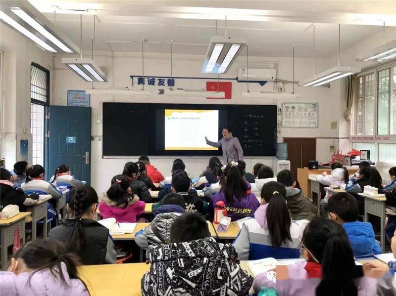 莲湖区机场小学开展新学期“推门课”活动