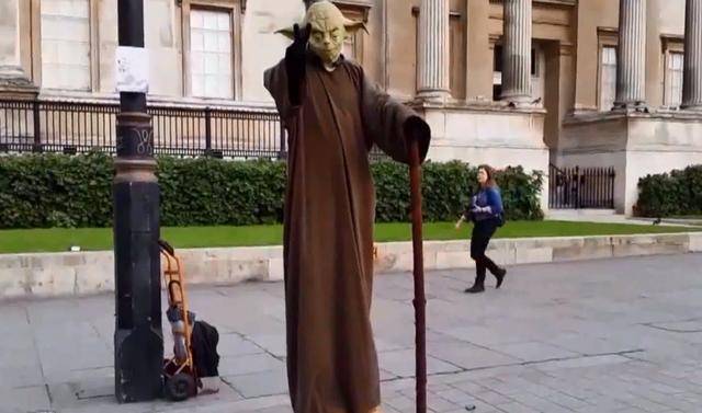 原创大型人体悬浮魔术秘诀：魔术师悬在空中，看不到道具？