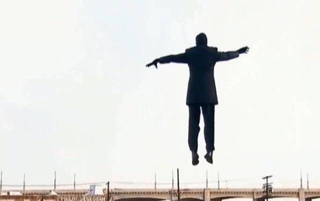 原创大型人体悬浮魔术秘诀：魔术师悬在空中，看不到道具？