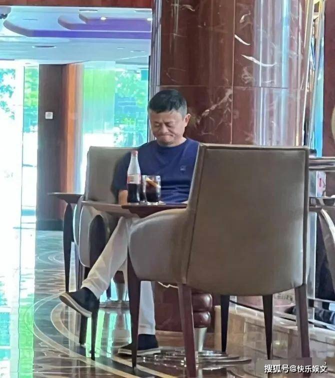 58岁马云到澳洲指导工作！表情严肃看手机，没带保镖生活低调