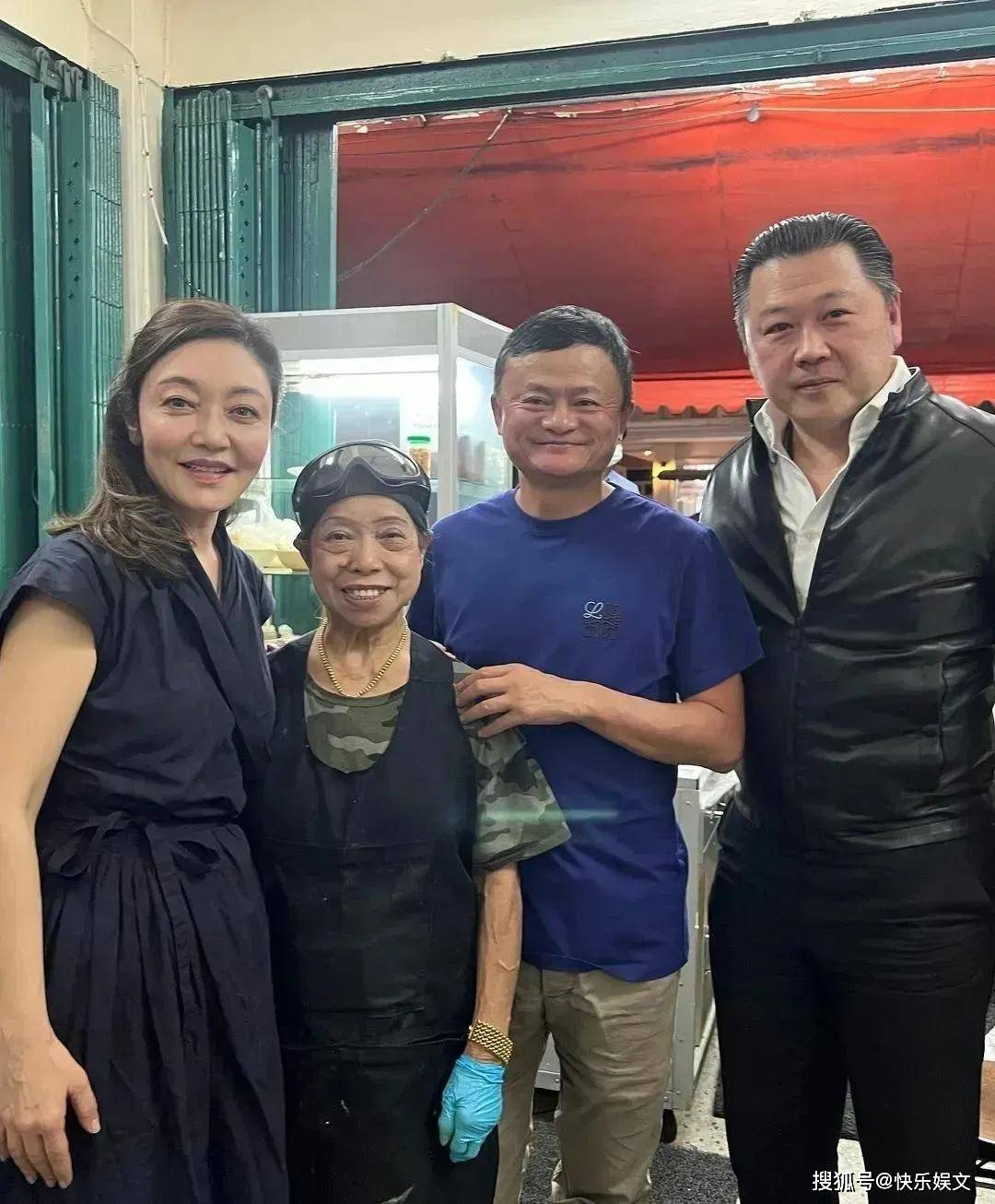 58岁马云到澳洲指导工作！表情严肃看手机，没带保镖生活低调