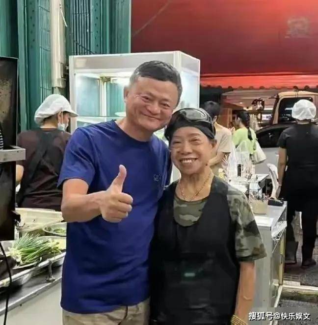 58岁马云到澳洲指导工作！表情严肃看手机，没带保镖生活低调