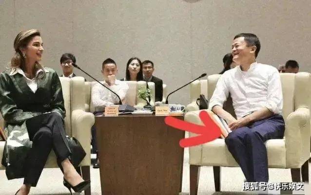 58岁马云到澳洲指导工作！表情严肃看手机，没带保镖生活低调