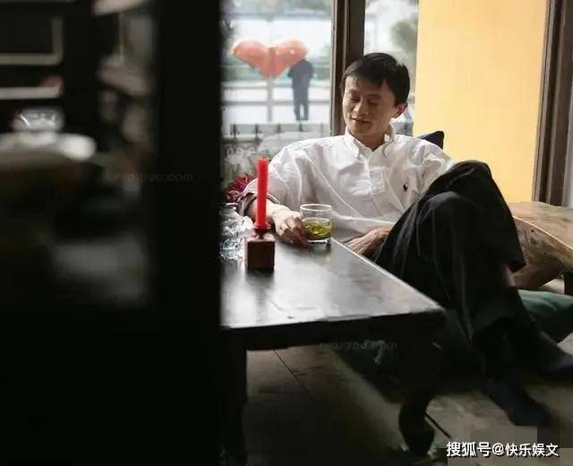 58岁马云到澳洲指导工作！表情严肃看手机，没带保镖生活低调