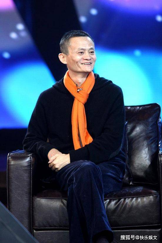 58岁马云到澳洲指导工作！表情严肃看手机，没带保镖生活低调