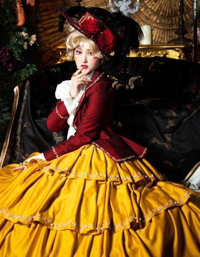 梦回“洛可可时代”！高级端庄的“大裙子”，真是谁穿谁美