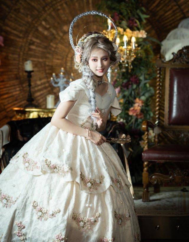 梦回“洛可可时代”！高级端庄的“大裙子”，真是谁穿谁美