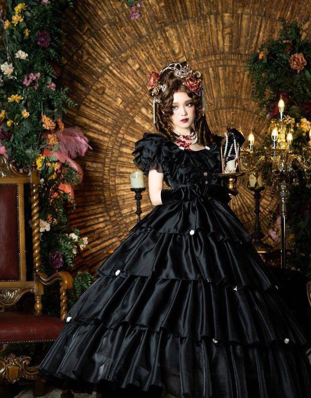 梦回“洛可可时代”！高级端庄的“大裙子”，真是谁穿谁美