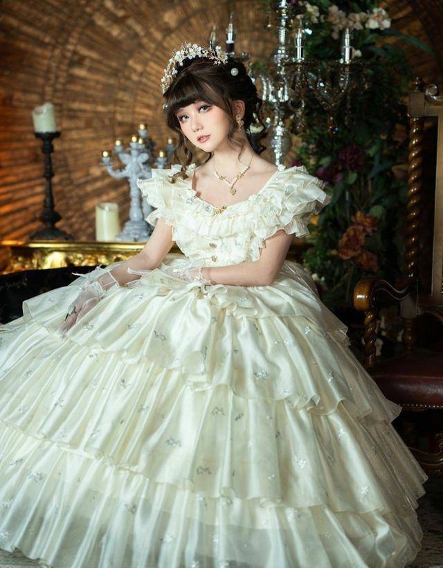 梦回“洛可可时代”！高级端庄的“大裙子”，真是谁穿谁美