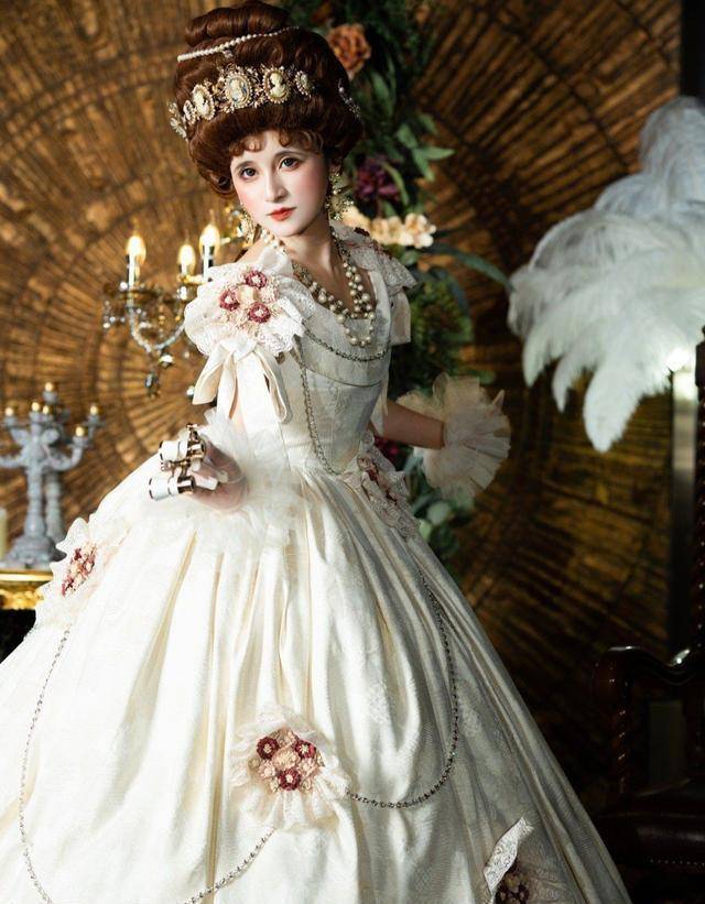 梦回“洛可可时代”！高级端庄的“大裙子”，真是谁穿谁美