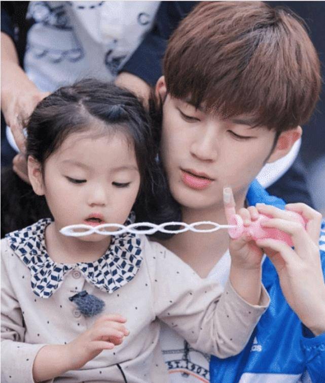 曾直言“为弟弟赚奶粉钱”的阿拉蕾，“变脸式”长大，打脸多少网友