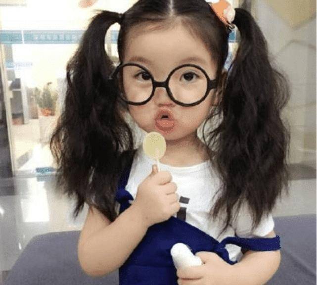 曾直言“为弟弟赚奶粉钱”的阿拉蕾，“变脸式”长大，打脸多少网友