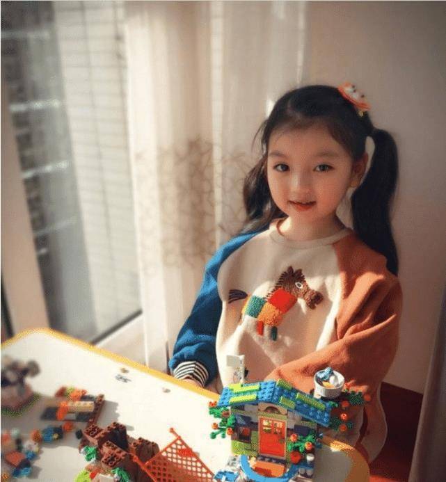 曾直言“为弟弟赚奶粉钱”的阿拉蕾，“变脸式”长大，打脸多少网友