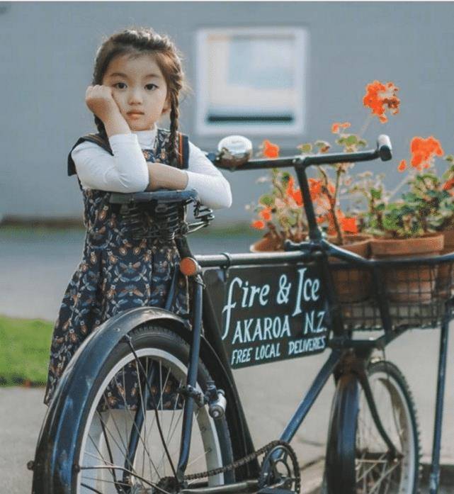 曾直言“为弟弟赚奶粉钱”的阿拉蕾，“变脸式”长大，打脸多少网友