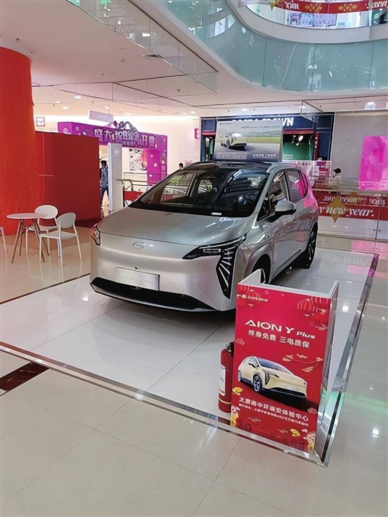 太原：商圈客流激增 购物餐饮火爆 “烟火气”中迎兔年