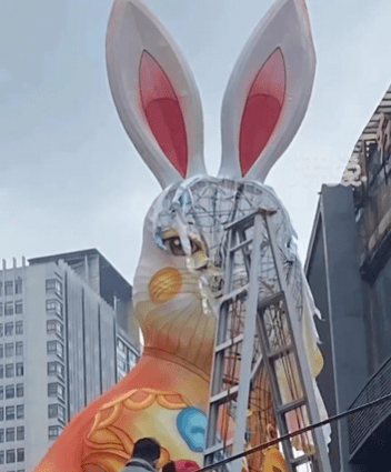 街头巨型兔子被吐槽太丑，拆了！有网友说可惜，更多人开始“晒兔”