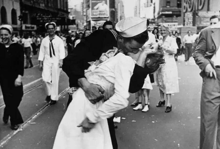 胜利之吻：他俩接吻的照片传遍世界，可二人却未再见！