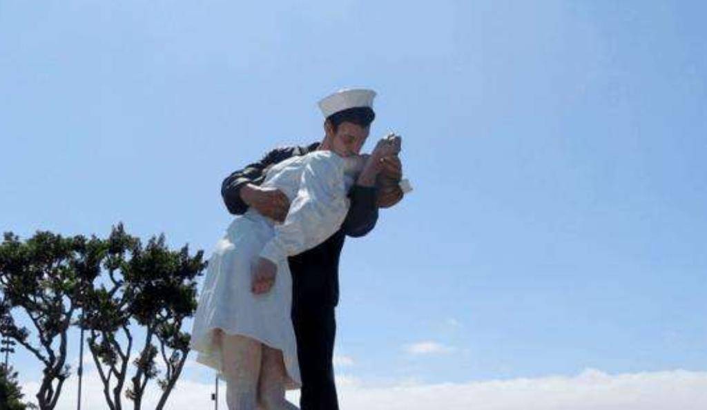 胜利之吻：他俩接吻的照片传遍世界，可二人却未再见！