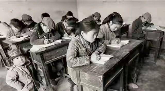 1981年，内蒙古老师给学生20元买鞋，26年后，学生为她买了一套房