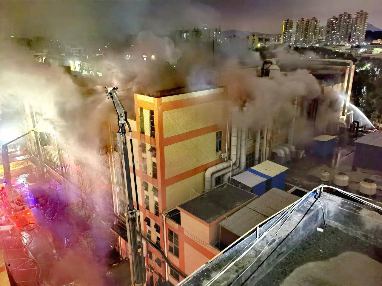 深圳一五金电镀厂突发火灾，188名消防员参与灭火