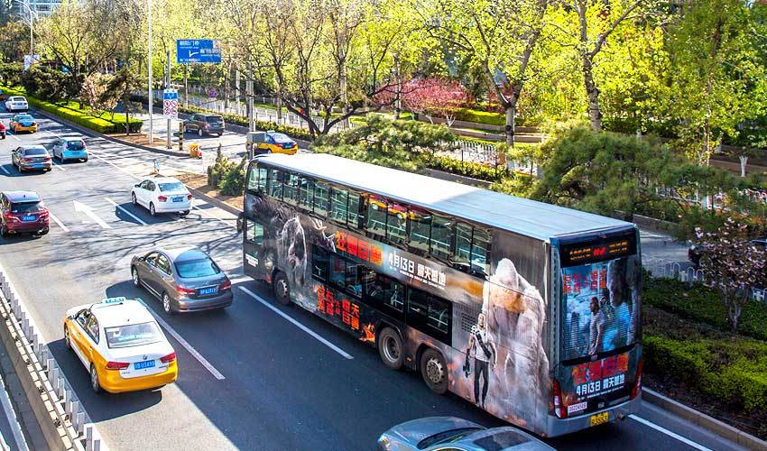 上海机场线公交车身广告投放需要多少钱？