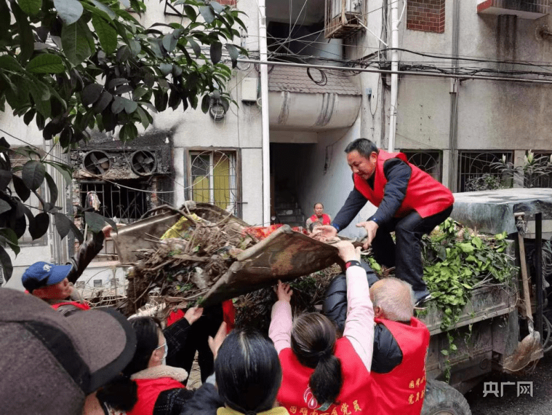 湖南娄底：当好“三种”角色 拓宽为民服务“三维度”