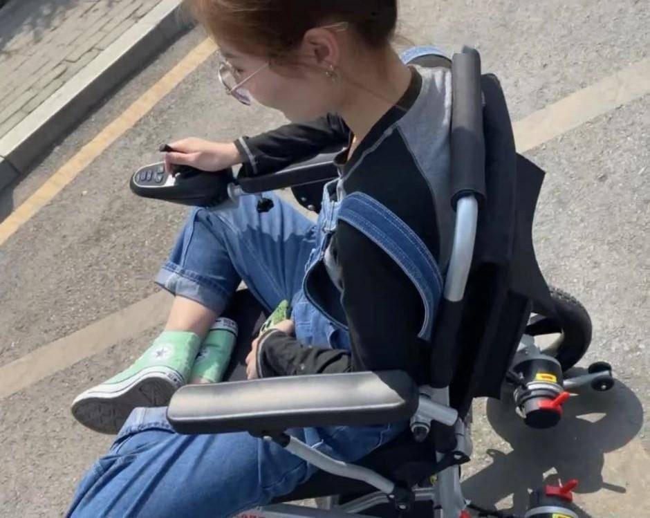 95后买电动轮椅坐游大明湖引争议 当事人：轮椅已送给奶奶使用