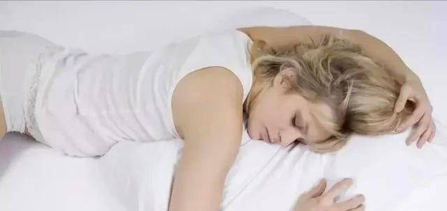 为什么酒店床上用品大多都是白色的,难道不怕滴上东西吗?