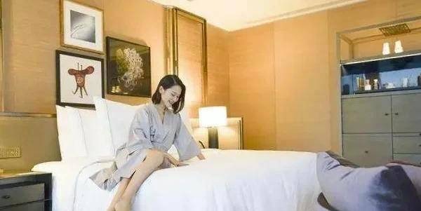 为什么酒店床上用品大多都是白色的,难道不怕滴上东西吗?