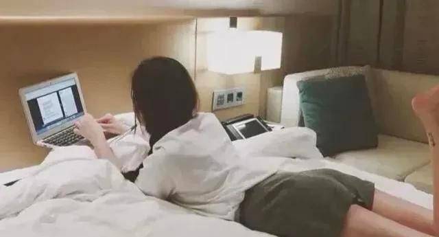 为什么酒店床上用品大多都是白色的,难道不怕滴上东西吗?