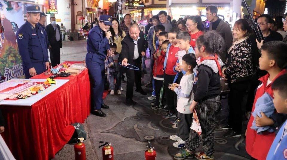 “消防夜市”守护千年古城“烟火气”