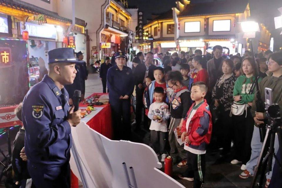 “消防夜市”守护千年古城“烟火气”