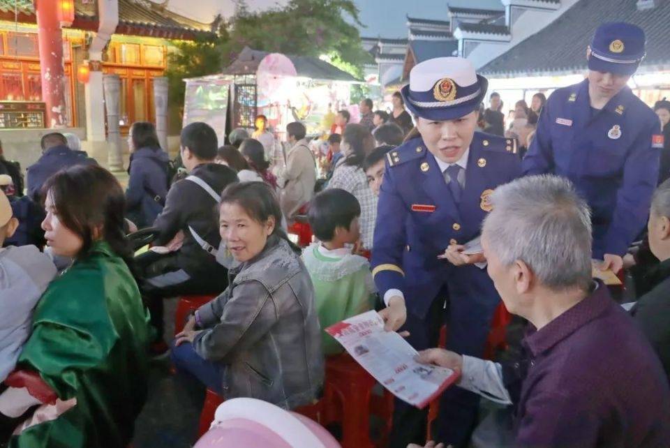 “消防夜市”守护千年古城“烟火气”