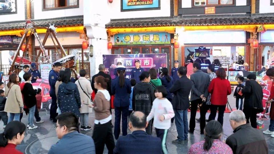 “消防夜市”守护千年古城“烟火气”