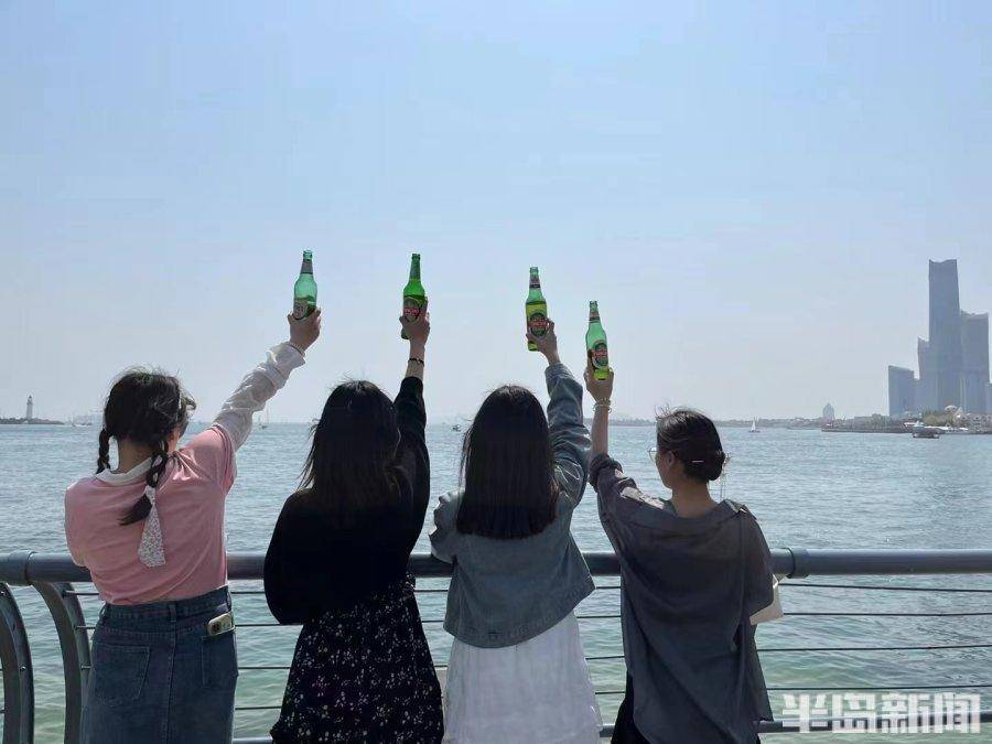 五一大探访②丨地铁始发站就“坐不上车”，小麦岛上岛队伍排到了东海中路上