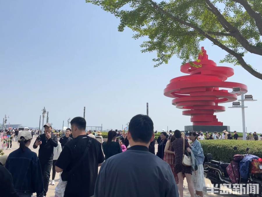 五一大探访②丨地铁始发站就“坐不上车”，小麦岛上岛队伍排到了东海中路上