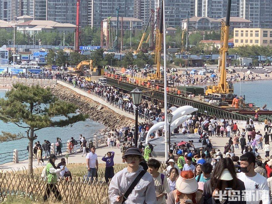 五一大探访②丨地铁始发站就“坐不上车”，小麦岛上岛队伍排到了东海中路上